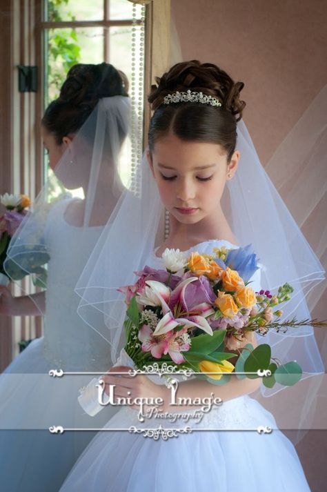 Una photo en esta posicion Wedding Hairstyles With Tiara, Tiara And Veil, Hairstyles With Tiara, First Communion Hairstyles, Girls Updo, Communion Hairstyles, Holy Communion Party, Communion Veils, First Communion Decorations