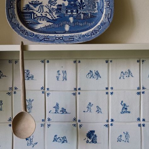 A new wave of creatives and modern designers have fallen back in love with Delft tiles, largely because many of them have found new ways to work with this classic detail. Plain English Design, Cottage Kitchen Tiles, White Tile Backsplash, Bespoke Kitchen Design, Plain English, Country House Interior, English Kitchens, Delft Tiles, English Design