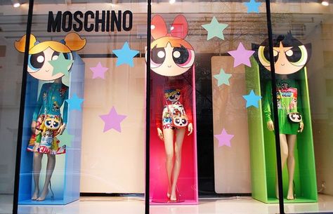 Here we see three mannequins displayed with blown up cartoon heads from PowerPuff Girls. They are oversized to grab attentions of those that pass by and to show different features being used. Sometimes they are used to promote a certain show or person. Fashion Store Display, Mannequin Display, History Wall, Window Display Design, Retail Inspiration, Spring Clean, Pop Display, Interior Display, Shop Window Design