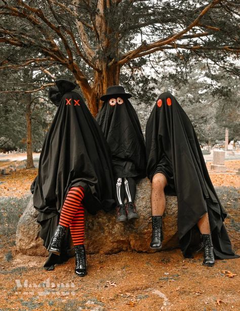 The Viral Ghost Photoshoot, but make it Goth - Ghost Photoshoot Ideas Couple, Ghost Bff Photoshoot, Ghost Costume Aesthetic, Ghost Besties, Sheet Ghost Costume, Ghost Photoshoot Ideas, Ghost Shoot, Ghost Props, Spooky Photoshoot