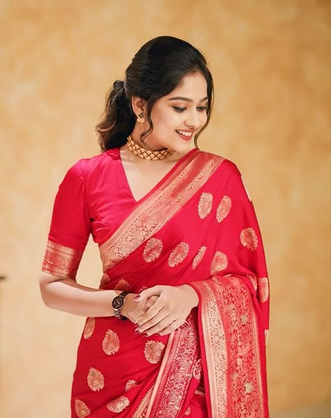 Serial Actress Simple Saree Blouse Designs, Red Blouse Design, Saree Blouse Styles, Model Blouse Designs, Best Blouse Designs, Latest Blouse Designs Pattern, Traditional Blouse Designs, Fashionable Saree, New Saree Blouse Designs