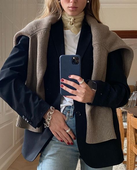 Navy Blazer With Jeans, Instagram Mirror Selfie, Amalie Moosgaard, Outfit For Work, Jeans Outfit Fall, Perfect Fall Outfit, Outfit Jeans, Stockholm Fashion, Blazer With Jeans