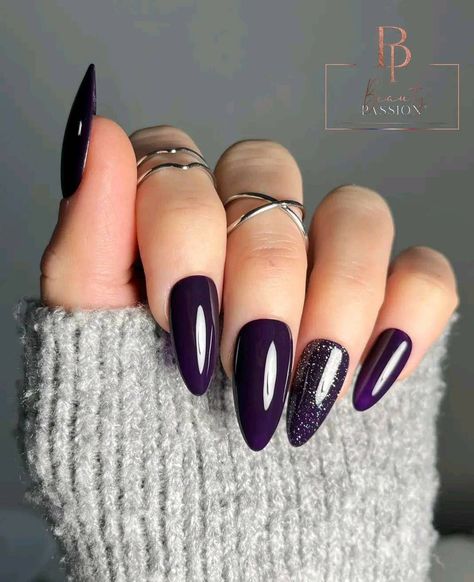 Nails Dark Purple Design, Dark Purple Silver Nails, Nail Art Viola, Dark Purple Sparkly Nails, Plum Sparkle Nails, Dark Nail Art, Violet Nails, Dark Purple Nails, Coquette Nails