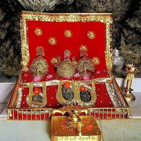 Maa Vaishno Devi Images, Jai Maa Vaishno Devi, Devi Photos, Vaishno Mata, Guru Nanak Photo, Kali Statue, Devi Images, Kali Puja, Durga Mantra