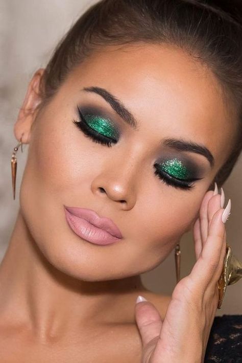 12 Holiday Makeup Looks To Copy This Season - Society19 UK Makeup Verde, Eye Makeup Glitter, Christmas Makeup Ideas, Christmas Party Makeup, Makeup 2018, New Years Eve Makeup, Christmas Makeup Look, Holiday Makeup Looks, Fixing Spray