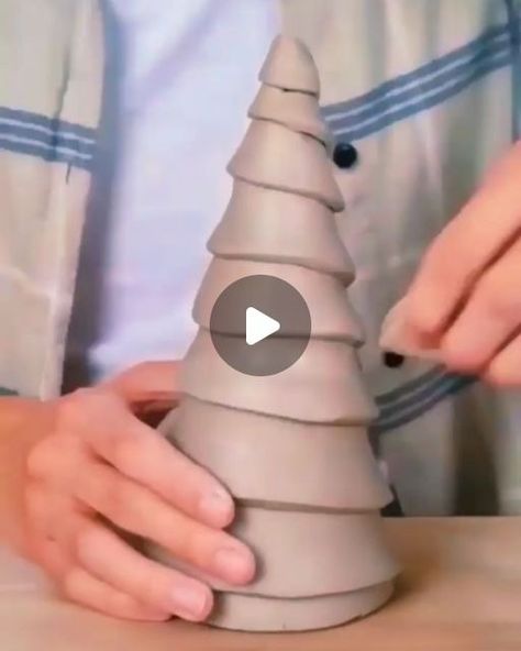 Christmas Ceramic Art, How To Make A Clay Christmas Tree, Diy Christmas Ceramics, Christmas Ceramics Ideas Pottery, Christmas Pottery Ideas Ceramics, Ceramics Videos, How To Make Ceramic, Holiday Pottery, Spiral Christmas Tree