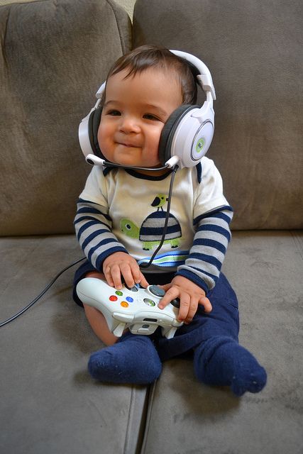 Gamer baby! Cute Baby Boys Pics, Baby Fever Newborn, Gamer Baby, Kids Outfits Daughters, Funny Baby Boy, Baby Milestones Pictures, Baby Photoshoot Boy, Newborn Baby Photoshoot, Gamer Boy