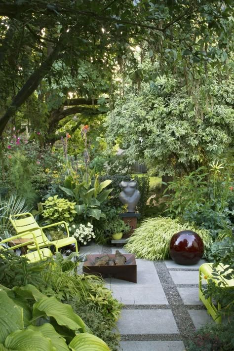 Required Reading: The Less is More Garden - Gardenista Outside Design Ideas, Best Garden Design, Small Garden Design Ideas, Shady Garden, Small Backyards, Small Courtyard, Garden Goals, Small Patio Garden, Small Garden Ideas