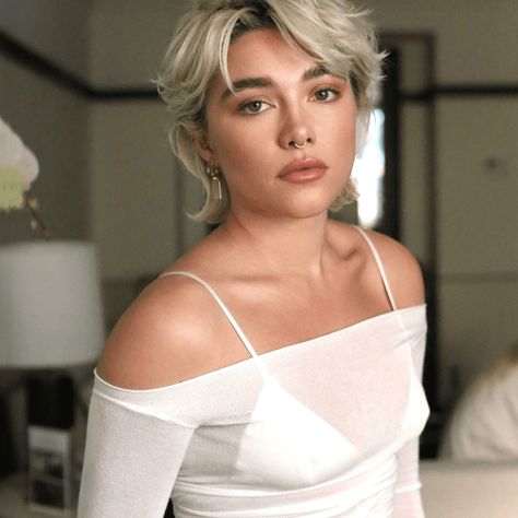 Summer 2024's Biggest Makeup Trends: Berry Lips, Sunset Colors, and More Edgy Haircuts, Berry Lips, Celebrity Makeup Artist, Penelope Cruz, Florence Pugh, Trending Haircuts, Short Blonde, Hair Colorist, Short Blonde Hair