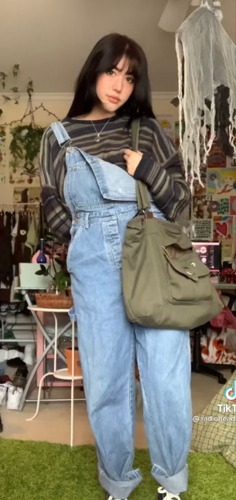 Artsy Comfy Outfits, Artistic Clothes Aesthetic, Cuffed Overalls Outfit, Comfy Artist Outfit, Artsy Earthy Outfit, Overalls Outfit Artsy, Artsy Astethic Outfits, Overall Outfit Inspiration, Winter Overalls Outfit Grunge