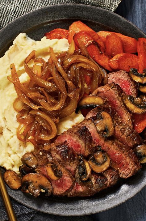 Hello Fresh Steak Recipes, Gourmet Meals At Home, Gourmet Steak Dinner, Antigua Food, Dinner With Mashed Potatoes, Steak With Mushroom Sauce, Hello Fresh Dinners, Steak Ideas, Gourmet Steak