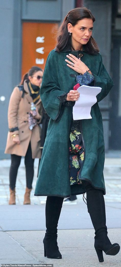 Katie Holmes Style, Green Cape, Plaid Coat, Katie Holmes, Celebrity Street Style, Best Dressed, H Style, Celebrity Dresses, Dexter