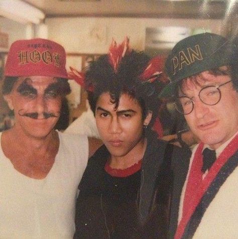 Dustin Hoffman, Robin Williams & Dante Basco On The Set Of Hook Madame Doubtfire, Dante Basco, Best Pictures Ever, Dustin Hoffman, Septième Art, Robin Williams, Great Films, Captain Hook, Scene Photo