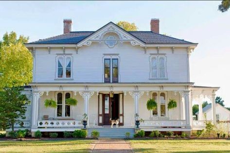 Homestead Gardens, Victorian Farmhouse, Lots Of Windows, Old Farm Houses, White Farmhouse, Farmhouse Exterior, Old Farmhouse, Style At Home, Pretty House