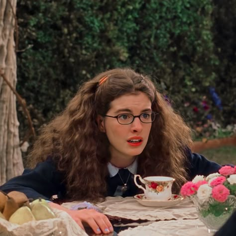 My Movie Character, Princess Diaries Characters, Characters That Are Me, Mia Thermopolis Princess Diaries, Princess Diaries Icons, Iconic Characters Movies, The Princess Diaries Aesthetic, Mia Princess Diaries, Iconic Movie Shots