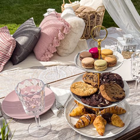 Picnic de lujo con soporte a tres niveles de dulces como macaroons, mini croissants y cookies grandes con cojines rosas premium y detalles románticos Picnic Core, Fest Decor, Picnic Aesthetic, Picnic Ideas, Los Sims, Milk Tea, Plein Air, Cheese Board, Good Times