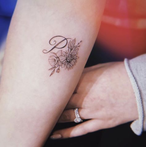 Daisy Tattoo With Initials, Initial With Flower Tattoo, Tattoo With Initials, Tattoo Initials, Daisy Tattoo Designs, Daisy Tattoo, Initial Tattoo, Feminine Tattoos, Lotus Flower Tattoo