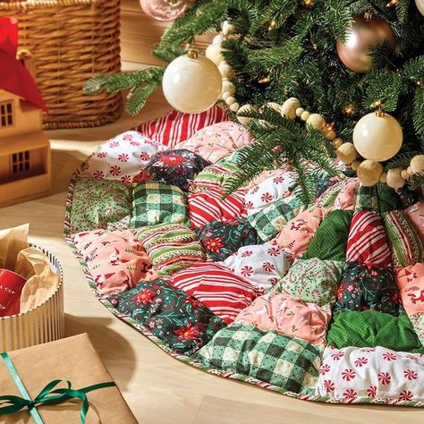 Quilted Tree Skirt, Puffy Quilt, Chickens In The Winter, Christmas Planning, Diy Quilt, Christmas Quilts, Tree Skirt, Joanns Fabric And Crafts, Quilt Making