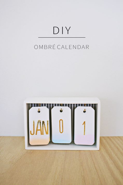 Learn how to make this amazing (and simple) DIY Desk Calendar!! Diy Desk Calendar, Desk Diy, Diy Projektit, Diy Ombre, Astuces Diy, Cubicle Decor, Cheap Crafts, Diy Simple, Diy Desk