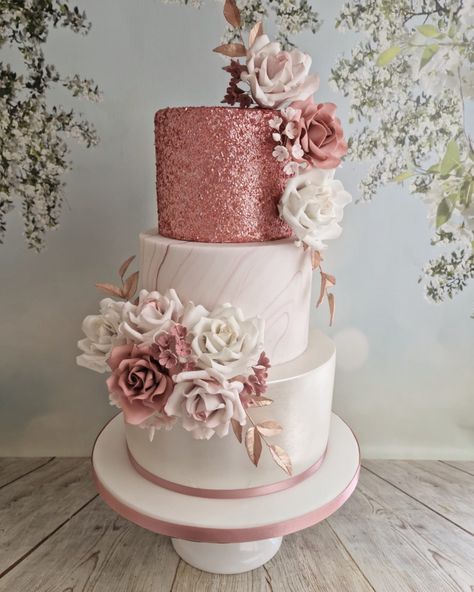 Wedding Cake Designs Elegant Rose Gold, Pink Gold Wedding Cake, Gold Glitter Wedding Cake, Glitter Wedding Cake, Rose Gold Wedding Cakes, Rose Gold Cake, Wedding Cake Roses, Pink And Gold Wedding, Pink Wedding Cake