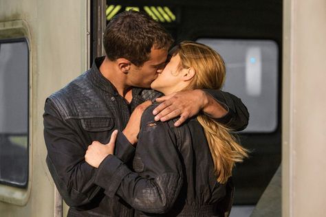 Divergent Kiss, Divergent Quiz, Theo James And Shailene Woodley, Jonny Weston, Divergent 2014, Divergent Tris, Tris And Tobias, Divergent Four, Divergent Movie