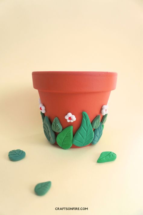 How To Decorate Flower Pots Using Air Dry Clay - Craftsonfire Decorated Clay Pots, Decorate Flower Pots, Planting In Clay, Diy Flower Pot, Clay Leaves, Clay Flower Pots, Clay Planters, Diy Flower Pots, Decorated Flower Pots