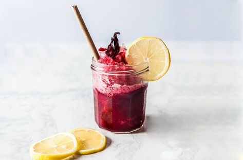 Carrie Underwood's trainer Erin Oprea takes a 3-ingredient beet juice shot on the daily to amp up her workouts. Here's exactly how to prep it in advance, as well as all the benefits she's seen since starting. Herb Drinks, Hibiscus Lemonade, Lemonade Slushie, Herb Drink, Lemonade Slushies, Infused Waters, Nourishing Food, Resep Smoothie, Tasty Drinks