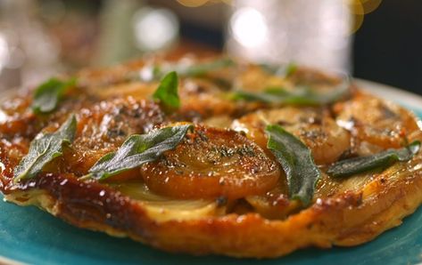 Mary Berry fennel and red onion tarte tatin recipe on Mary Berry’s Highland Christmas Mary Berry Highland Christmas, Marry Berry Recipes, Onion Tarte Tatin, Biscuit Recipes Uk, Onion Tarte, Mary Berry Christmas, Highland Christmas, Tarte Tatin Recipe, Onion Quiche