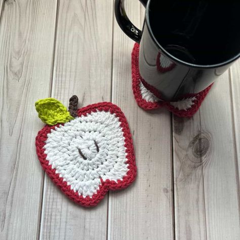 Apple Potholders Free Pattern, Crochet Fall Coasters, Apple Coaster, Crochet Teacher Gifts, Crochet Apple, Kitchen Crochet, Crochet Market, Coaster Pattern, Crochet Fruit