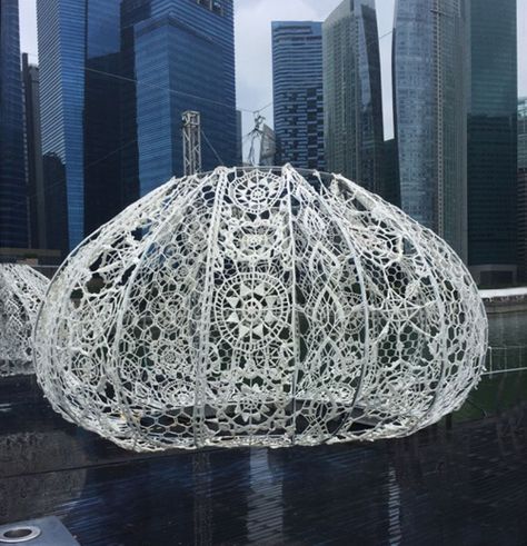 50 People Spend 2 Months To Crochet Giant Urchins Above Singapore's Marina That Each Weight 220 Lbs (100Kg) Interactive Art Installation, Interactive Art, Sea Urchin, Bobbin Lace, Sculpture Installation, Crochet Art, Pics Art, Architect Design, Marina Bay