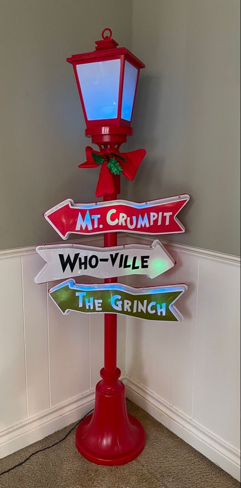 Grinch Lamp Post, Grinch Themed Office, Grinch Figurines, Grinch Home Decor, Grinchmas Decorations, Grinch Images, Grinch Stuff, Grinch Decorations, Whoville Christmas