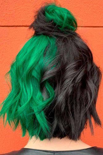 The Top Green Hair Color Ideas And How To Get Them ★ Green Hair Ideas, Green Hair Color Ideas, Parted Hair, Green Hair Color, Healthy Superbowl, Two Toned Hair, Split Dyed Hair, Snacks Appetizers, Hair Streaks