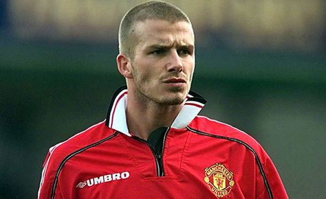 David Beckham Proved He’s The God Of Experimenting With Hairstyles Beckham Haircut, Young Mens Hairstyles, David Beckham Hairstyle, Sir Alex Ferguson, Best Football Team, Wayne Rooney, Steve Austin, Professional Football, David Beckham