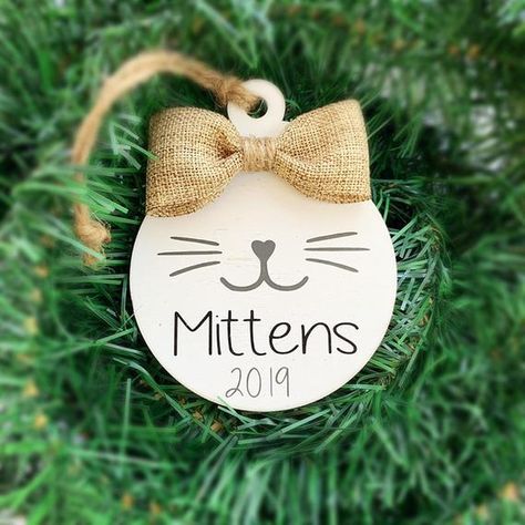 Cat Paw Ornament, Cat Diy Ornament, Cat Ornaments Diy Homemade Christmas, Diy Cat Ornaments, Cat Ornaments Diy, Cat Ornaments Christmas, Wooden Ornaments Diy, White Wood Stain, Paw Ornament