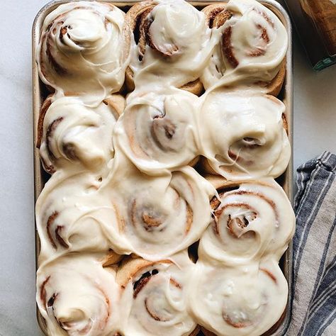 Overnight Cinnamon Rolls, Wood Spoon, Food Yummy, Cinnamon Buns, Cafe Food, Yummy Food Dessert, Pretty Food, Food Cravings, Cinnamon Rolls