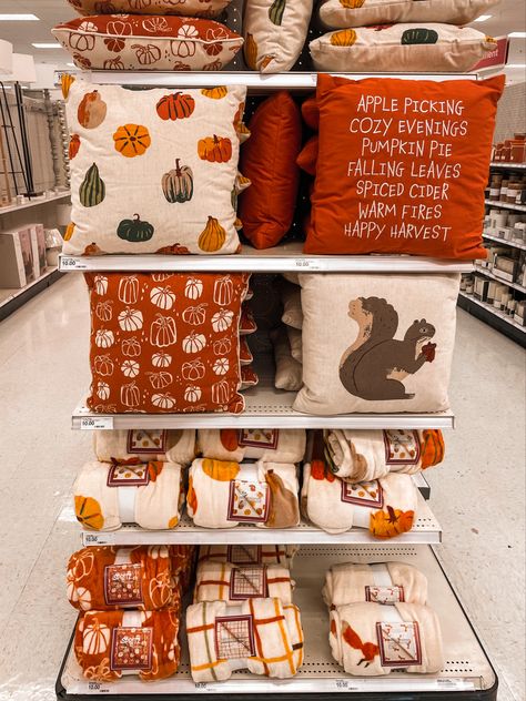 Fall Pillows For Outside, Fall Pillows For Bedroom, Fall Pillows Bedroom, Fall Blankets Autumn, Fall Themed Blanket, Throw Blankets And Pillows, Comfy Fall Bedroom, Autumn Throw Pillows, Autumn Throw Blanket