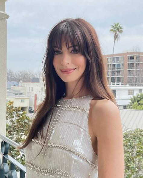 (1) Anne Hathaway UPDATES on X: "Anne Hathaway today 🙌 https://t.co/3uyffWk1Xp" / X Anne Hathaway Hair, Rambut Brunette, Effortless Beauty, Long Hair With Bangs, Anne Hathaway, Hair Envy, Brunette Hair, Hair Dos, Balayage Hair