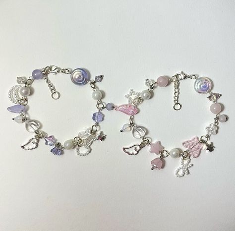 Pink Charm Bracelets, Beading Wire Bracelet, Cute Charm Bracelets Bead, Purple Charm Bracelet, Purple Bracelet Aesthetic, Pink And Purple Bracelet, Purple Bracelet Ideas, Purple Bracelets, Charm Bracelet Pink