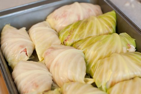 My mom used to make Pigs in a Blanket.  Sometimes her German would come out, and she would say Halupzi, just like when she would say they us... Galumpki Recipe, Pigs In The Blanket, Cabbage And Ground Beef, Recipe With Cabbage, Hungarian Cuisine, Stuffed Cabbage, Paleo Crockpot, Cooked Cabbage, Ukrainian Recipes