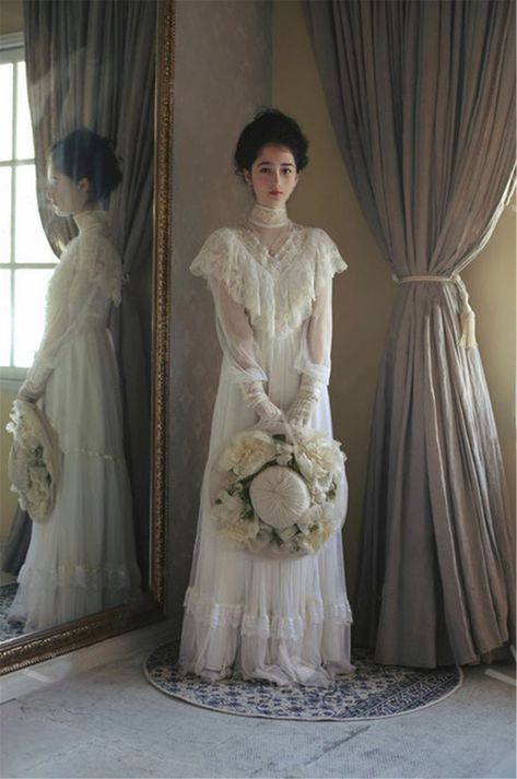 Victorian Lace Dress, Victorian Wedding Dress, Dress Styling, Vintage Style Wedding Dresses, Bridal Gowns Vintage, Vintage Inspired Wedding Dresses, Unconventional Wedding Dress, Vintage Wedding Dress, Look Retro