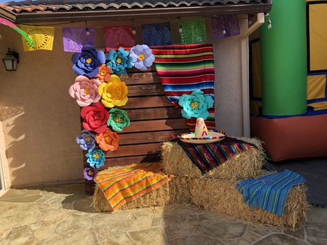 Mexican Party Backdrop Ideas, Fiesta Pallet Backdrop, Fiesta Backdrop Ideas, Mexican Party Photo Backdrop, Mexican Birthday Backdrop, Boho Mexican Backdrop, Mexican Theme Backdrop Ideas, Fiesta Wedding Shower, Mexican Theme Party Decorations