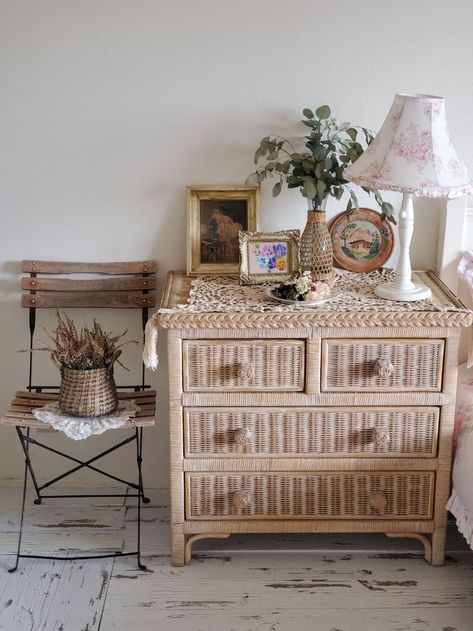 Tv Stand Boho, Boho Dresser Decor, White Wicker Bedroom, Coastal Boho Bedroom, Wicker Bedroom Furniture, Vintage Rattan Furniture, Rattan Dresser, White Wicker Furniture, Wicker Dresser