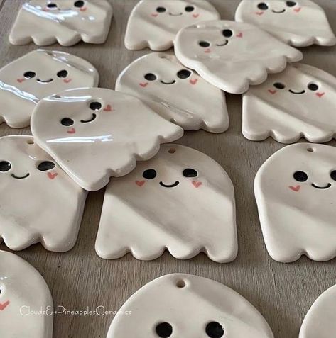 Salt Dough Recipe Halloween, Salt Dough Ghosts, Air Clay Halloween, Halloween Craft Fair Ideas, Halloween Clay Projects, Halloween Craft Ideas For Adults, Clay Halloween Ideas, Clay Halloween Decorations, Clay Ghost Diy