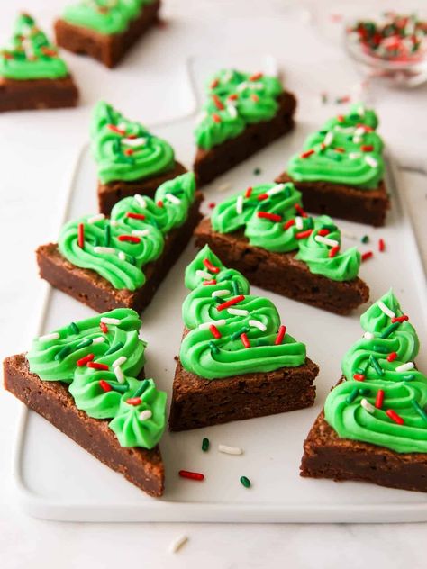 These frosted brownie cut outs are a festive and unique addition to any holiday party or cookie exchange. Everyone will love these rich and fudgy brownies frosted with fluffy buttercream frosting to look like Christmas trees, or whatever else your creativity can dream up! | christmas tree brownies | how to make brownie cut outs | christmas cut out brownies | brownies with frosting | holiday brownies christmas | christmas brownie recipes | easy christmas brownie recipes | cut out brownies recipe Christmas Sugar Cookies Easy, Tree Brownies, Protein Dessert Recipes, Christmas Tree Brownies, Easy Christmas Tree, Brownie Pops, Christmas Brownies, Banana Brownies, Brownie Frosting