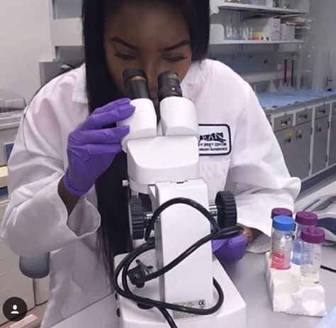 Pinterest@richardss0983 Surgeon Aesthetic Female, Black Women Doctors, Doctor Woman Aesthetic, Black Doctor Aesthetic, Black Female Doctor Aesthetic, Black Pharmacist, Biomedical Scientist, Nurse Girl, Girl Scientists