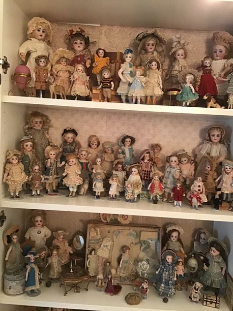 Doll Collection Display, Doll Room, Antique Dollhouse, Haunted Dolls, Victorian Dolls, Doll Display, Art Dolls Handmade, Clay Art Projects, Old Dolls