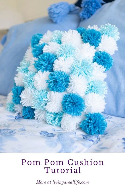 Pom Pom Cushion Cover, Pom Pom Blanket Diy, Pompom Rugs, Pompom Ideas, Easy Yarn Crafts, Cushion Tutorial, Pom Pom Decorations, Diy Pom Poms, Pom Pom Throw