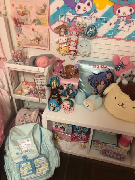 Kawaii Cluttercore Bedroom, Kawaii Cluttercore, Cluttercore Room, Sanrio Room Decor, Hello Kitty To Issho, Sanrio Decor, Sanrio Bedroom, Room Ideas Aesthetic Grunge, Sanrio Room