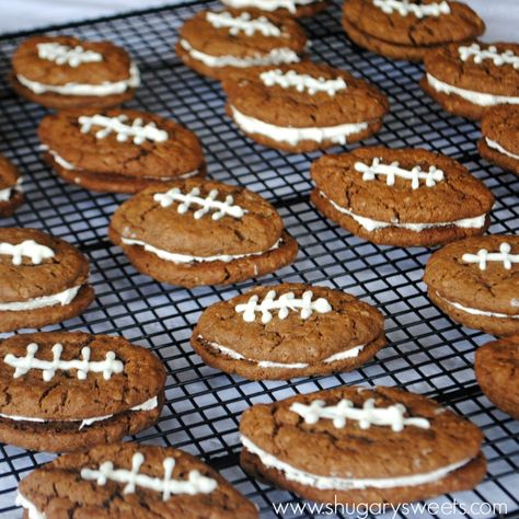 Chocolate Oatmeal Cream Pies for football season! Just like the classic, but chocolate! Superbowl Cookies, Superbowl Snacks Dessert, Superbowl Snack, Football Shaped Foods, Bowl Desserts, Oatmeal Cream Pie, Chocolate Footballs, Football Treats, Creme Pie