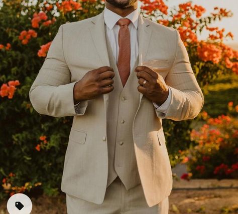 Men’s Suits For Wedding, Tan Groomsmen Suits, Beige Suits For Men, Tan Groomsmen, Tan Suit Wedding, Brown Wedding Themes, Suit For Men Wedding, Groomsmen Grey, Wedding Tux